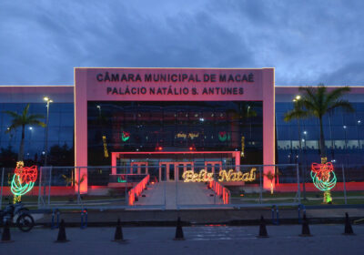Câmara de Macaé inaugura iluminação natalina do Centro Cultural