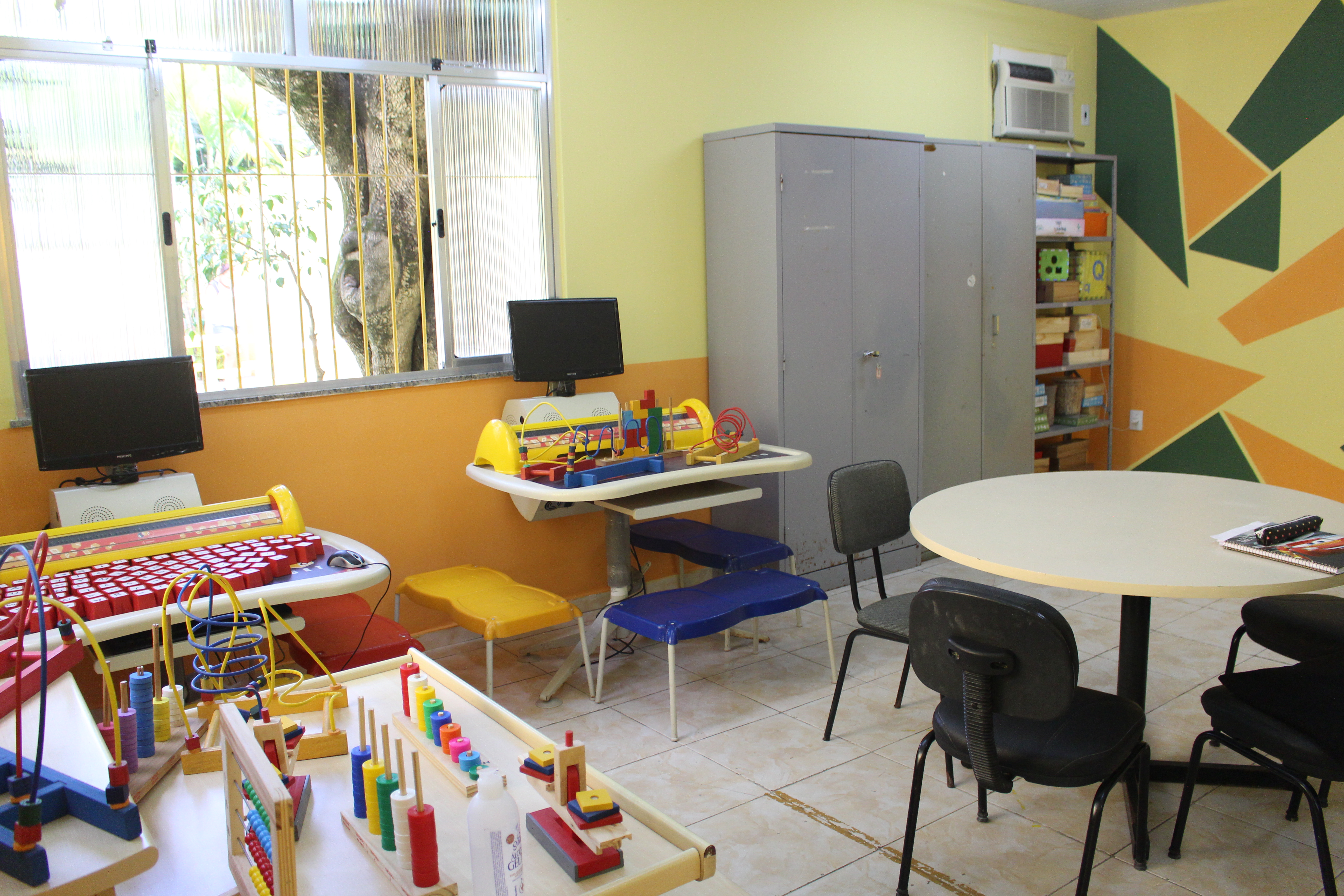 Educação de Niterói entrega escola reformada no Jacaré