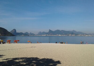 Praia de Icaraí terá aula gratuita de ioga e pilates neste domingo