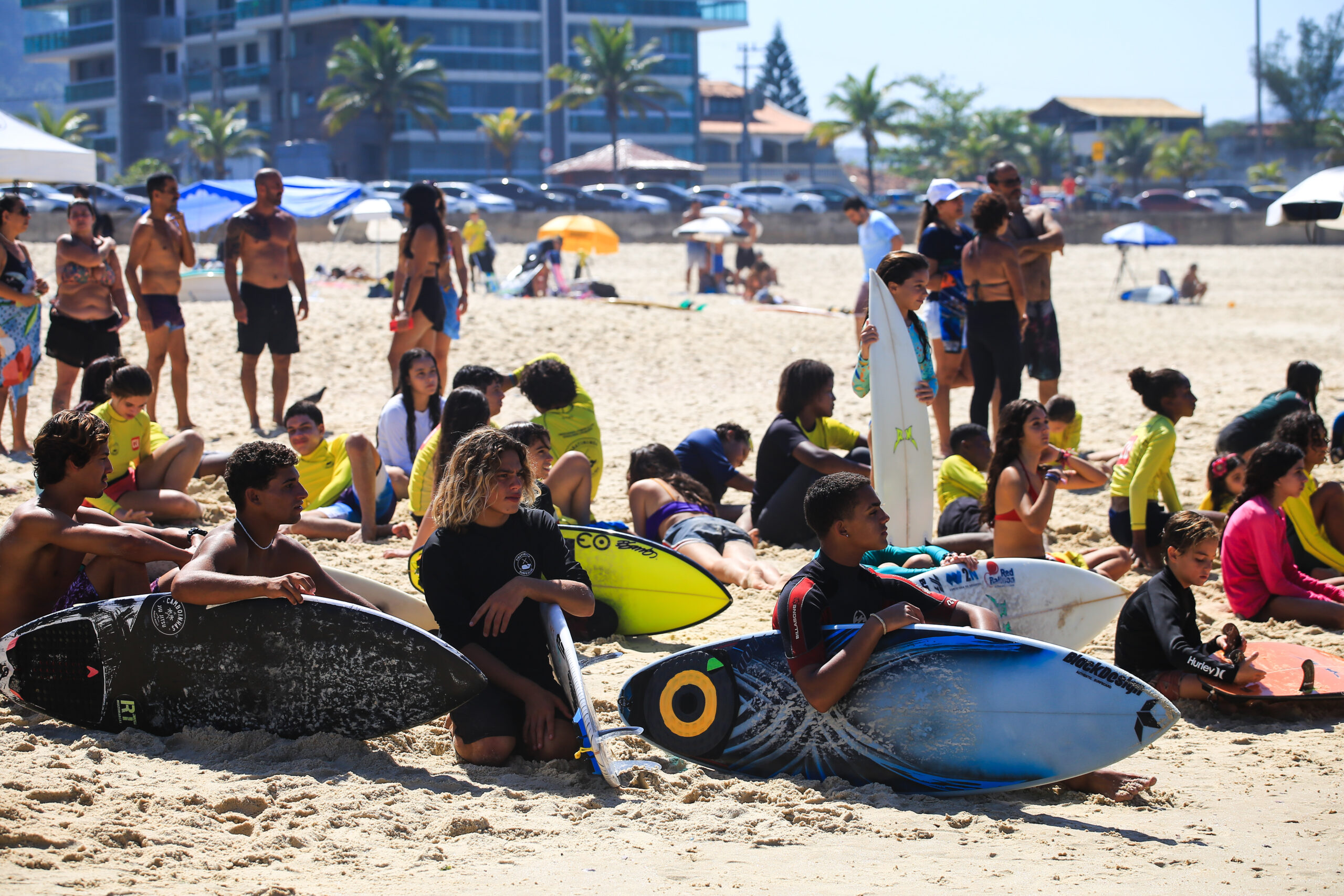 Itacoatiara Big Wave realiza primeira clínica de tow-in de Niterói para jovens