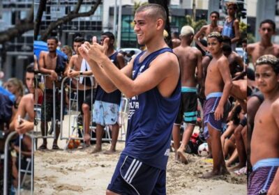 Atleta se destaca em grupo de Jovens que praticam Altinha nas praias do Rio de Janeiro