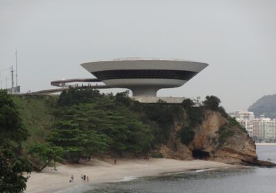 Prefeitura de Niterói realiza plantio de 130 árvores na Avenida Litorânea