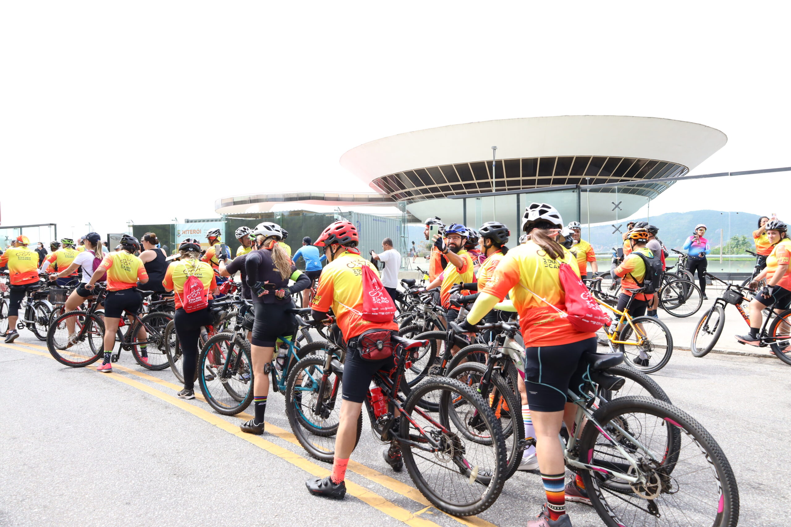 Cerca de 10 mil pessoas participam de passeio ciclístico em Niterói para marcar o Dia Mundial sem Carro