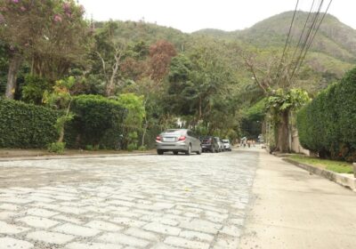 Rua Gerânios, em Itacoatiara, ganha piso de paralelos para manter o ar bucólico do bairro  