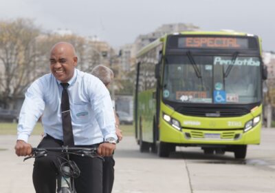 Motoristas de ônibus trocam de lugar com ciclistas em ação da Nittrans