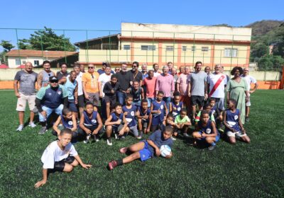 Comunidade da Grota ganha campo de futebol sintético