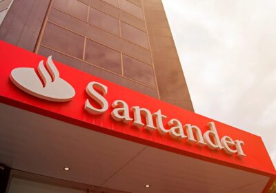 Santander Universidades oferece 75 mil bolsas de programação pelo Santander Bootcamp 2024