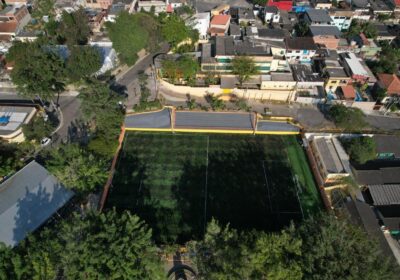 Prefeitura de Niterói entrega campo de futebol reformado em Santa Bárbara