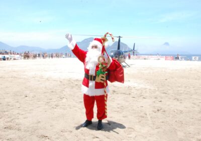 Papai Noel chega de helicóptero na Praia de Icaraí