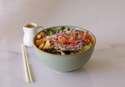 Rede de comida havaiana Mana Poke inaugura primeira unidade dark kitchen na região oceânica de Niterói 