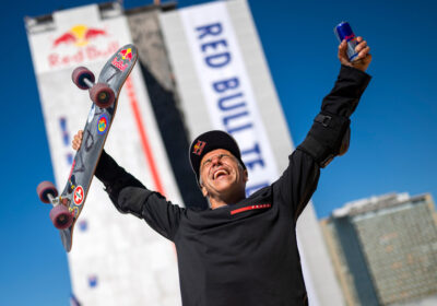 Sandro Dias dropa a maior rampa de skate do mundo durante Red Bull Building Drop e estabelece dois recordes mundiais