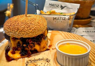 Matiz Niterói Design Hotel, em Icaraí, apresenta festival gastronômico com sanduíches, tacos e beirutes 