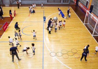 Niterói inicia distribuição de mais de 11 mil materiais esportivos para escolas municipais