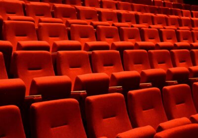 Rodrigo Neves e reitor da UFF vistoriam obras do Novo Cinema Icaraí; entrega está prevista para o segundo semestre do ano