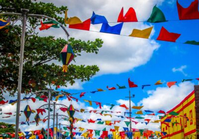 Comidas típicas, música ao vivo e quadrilhas: Arraiá de Camboinhas começa e abre temporada da Associação de Food Trucks